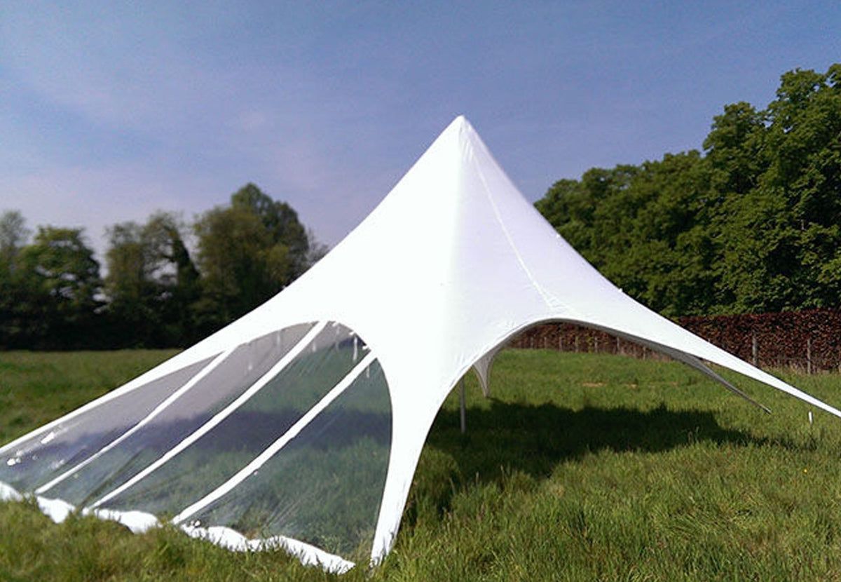 StarShade Seitenteil, transparentes Teil an einem weißen StarShade Zelt auf einer Wiese