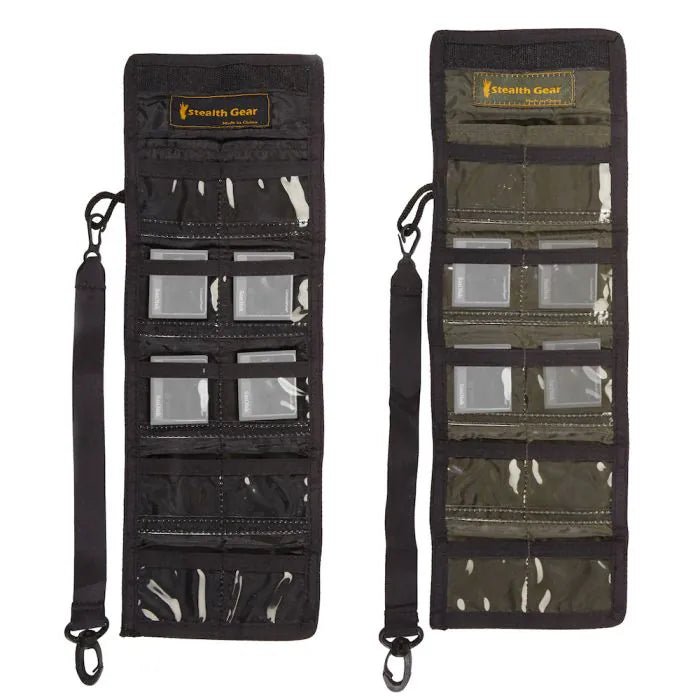 Stealth Gear Compact Tasche in Schwarz und Grün aufgeklappt, mit Karten in den Fächern