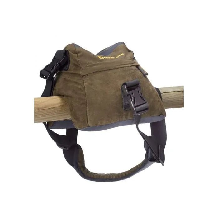 Stealth Gear Double Bean Bag über einen Holzbalken gehängt und mit dem Gurt befestigt