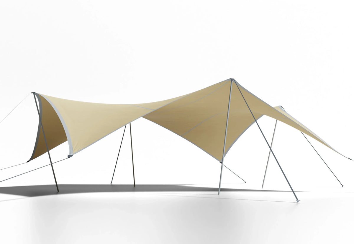 CanvasCamp Stretch Tent Q1 mit zwei hohen Spitzen und einer bis zum Boden gespannten Seite