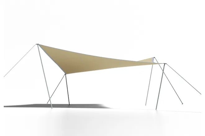 CanvasCamp Stretch Tent Q1 als niedriges beiges Segel auf vier Stangen gespannt
