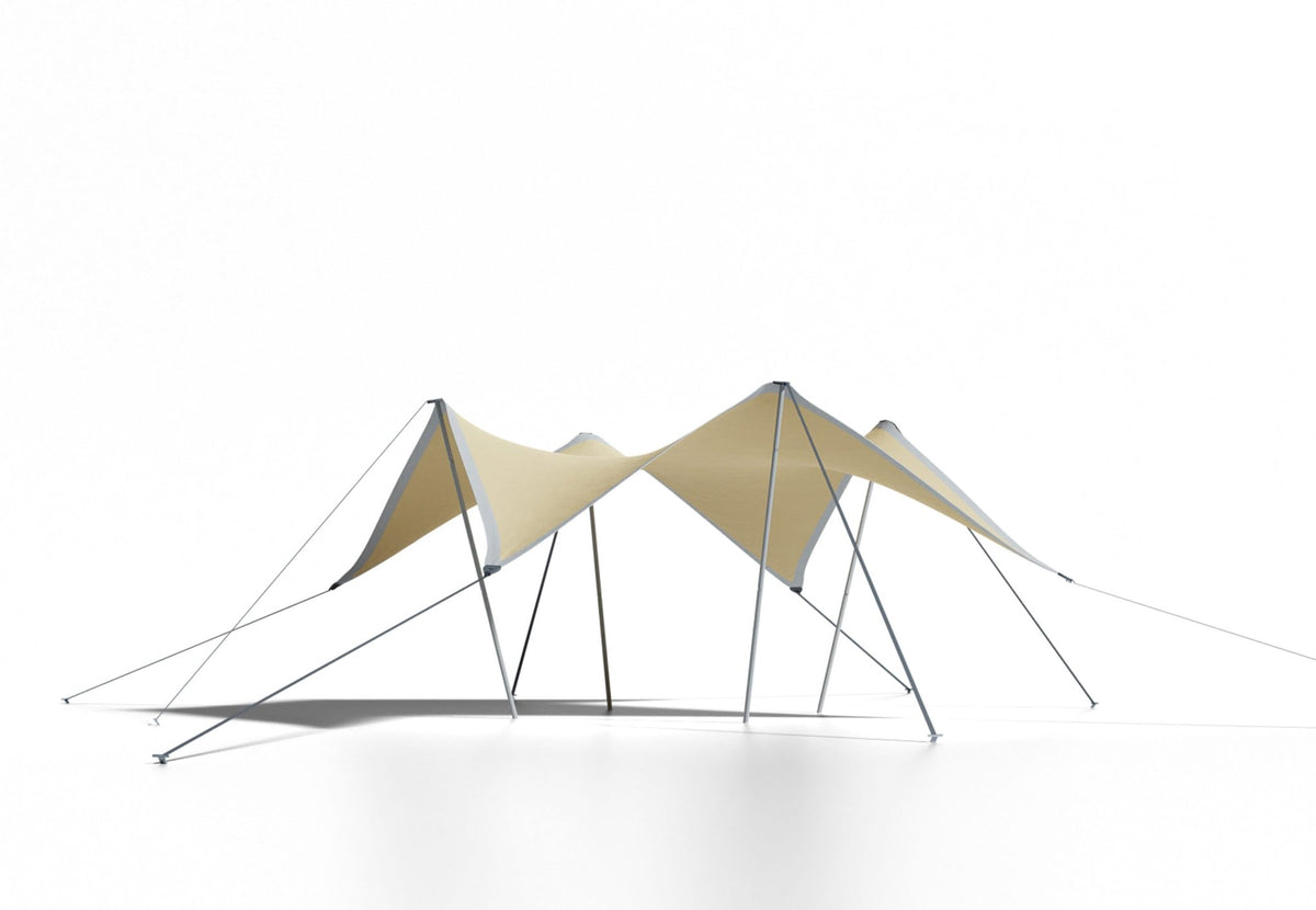 CanvasCamp Stretch Tent Q1 TentSail aufgebaut mit zwei Spitzen, Stangen und Abspannleinen