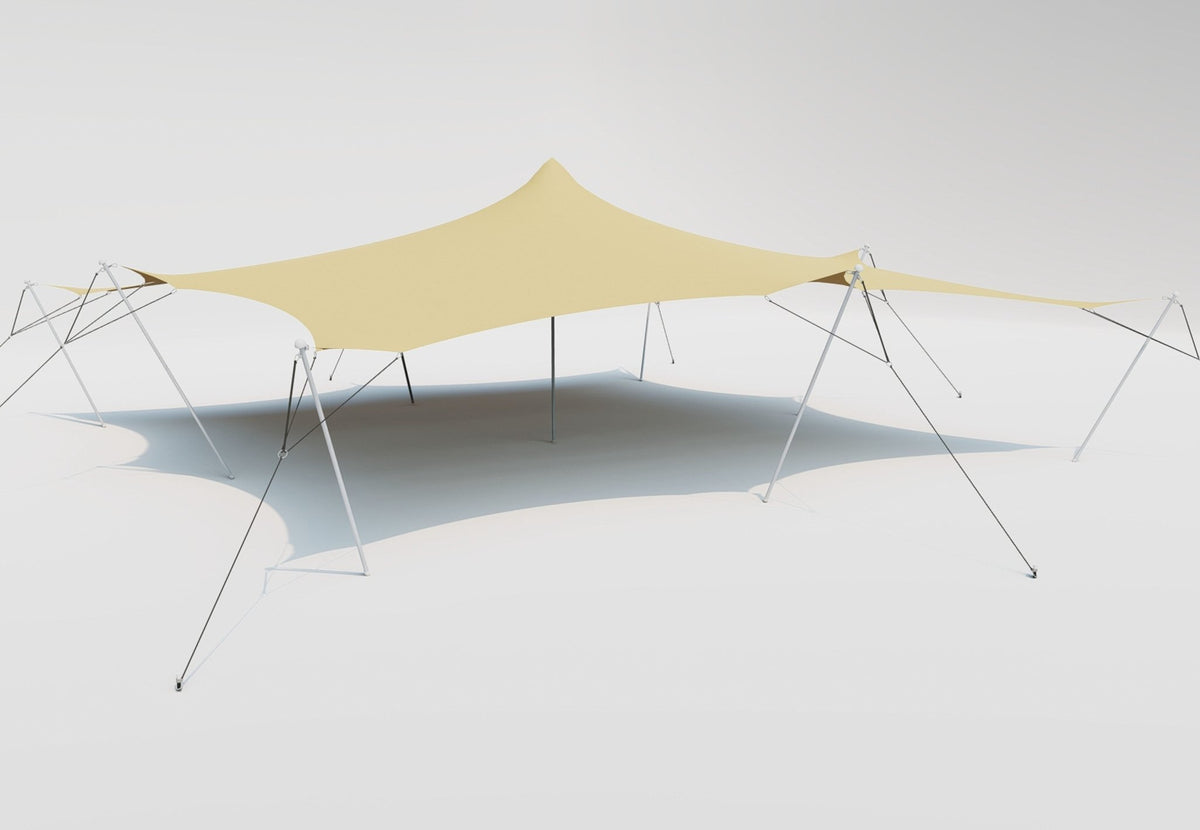 CanvasCamp Stretch Tent Q2 mit einer hohen Spitze und dem Schatten des Stoffs auf dem Boden