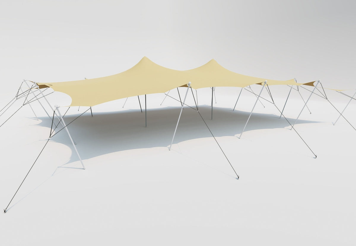 CanvasCamp Stretch Tent Q3 in einem breiten Aufbau mit zwei Spitzen