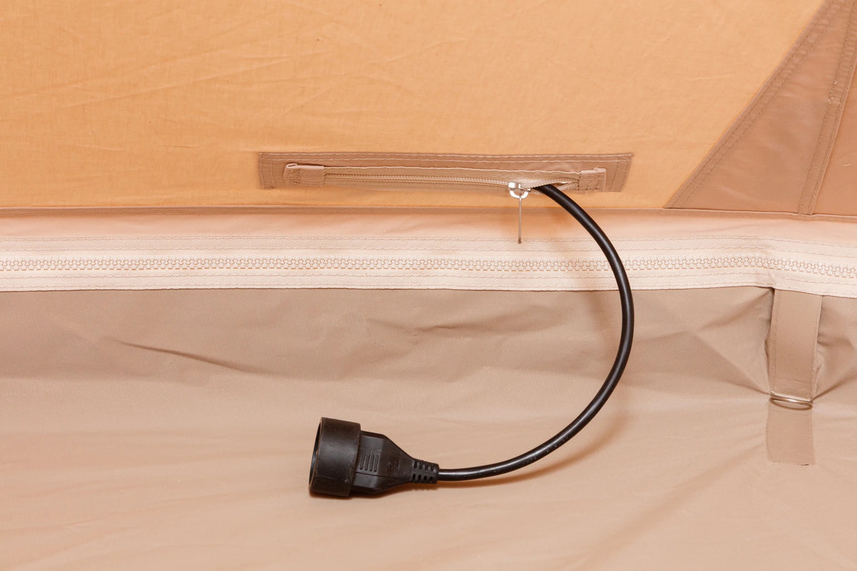 CanvasCamp Traveller 500 Kabel mit Steckdose durch die Kabeldurchführung nach innen geführt