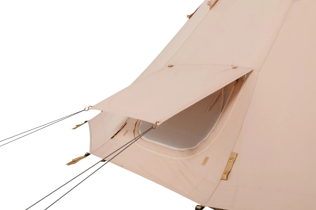 CanvasCamp Traveller Tipi, Fensterklappe als Schutzdach mit Abspannleinen aufgestellt