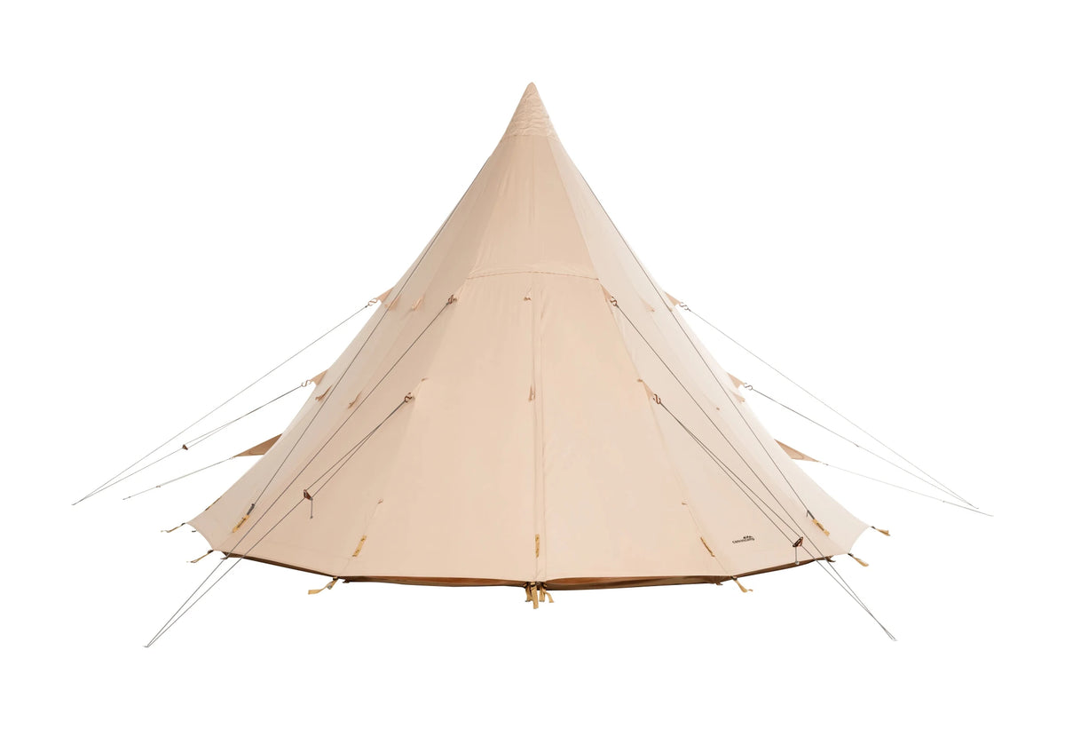 Tipi Zelt Traveller 600 aus beigem Canvas mit geschlossener Tür und gespannten Abspannleinen