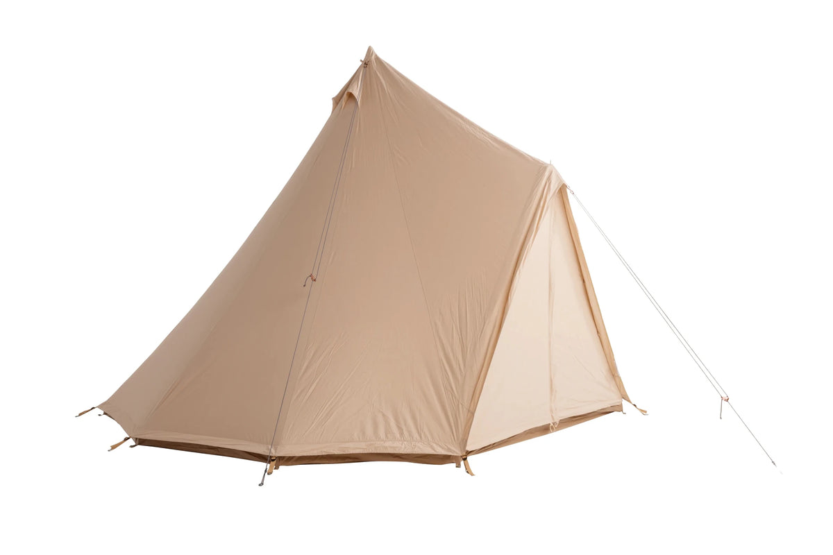 CanvasCamp Tipi Urban Traveller 450 schräg von der Seite mit dem Eingang auf der rechten Seite