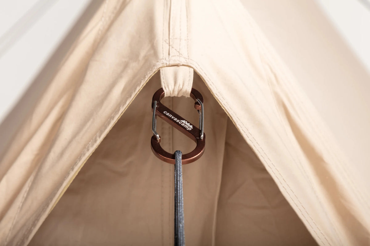 CanvasCamp Tipi Urban Traveller 450, Detail des Karabiners an einer Schlaufe über dem Eingang