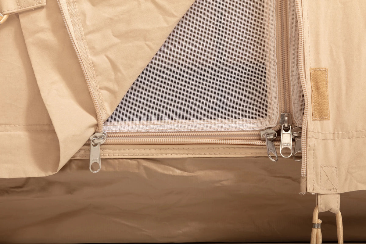 CanvasCamp Tipi Urban Traveller 450, Detail der Tür mit Moskitonetz und doppelten Reißverschlüssen