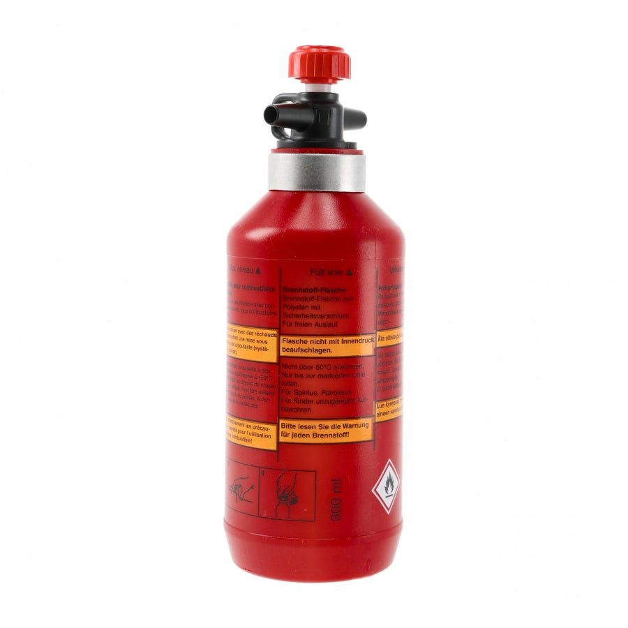 Trangia Brennstoffflasche von der anderen Seite mit Warnetikett und Ausgießer