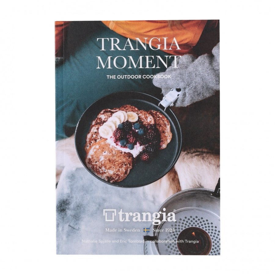Trangia Moment Outdoor Kochbuch, Umschlag mit Pfannkuchen und Obst in einer Bratpfanne