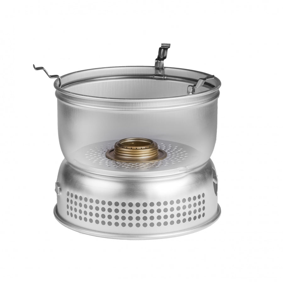 Trangia 27-5 UL Windschutz aus Aluminium mit Topf darin und sichtbarem Messingbrenner