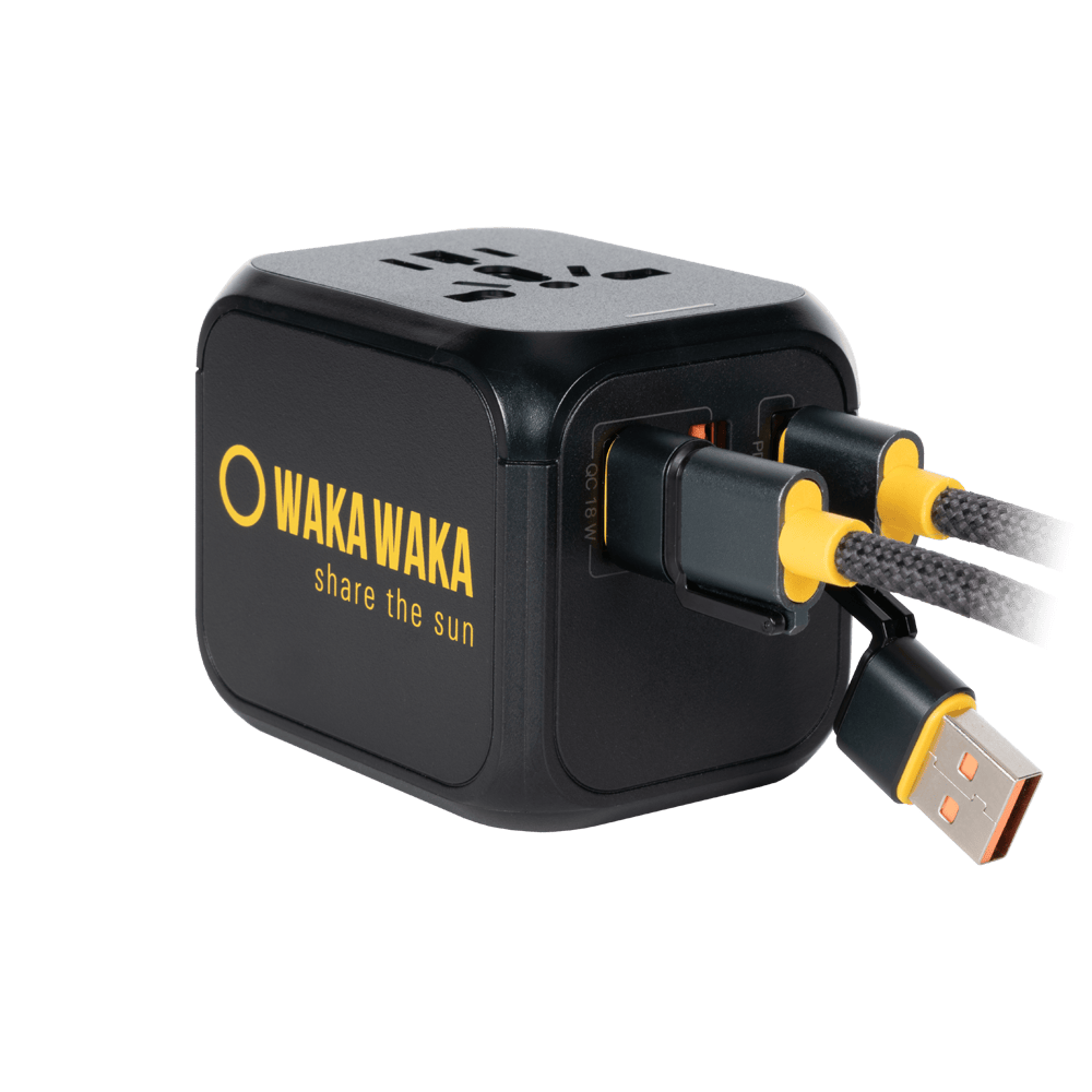 WakaWaka Travelcharger mit Logo an der Seite und zwei angeschlossenen geflochtenen Kabeln
