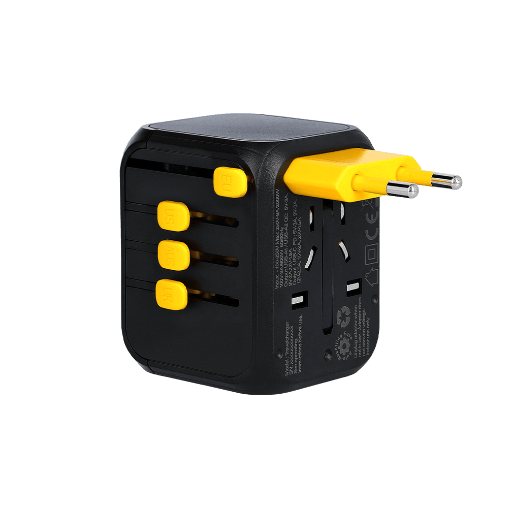 WakaWaka Travelcharger in Schwarz mit gelben Schiebern und ausgefahrenem europäischem Stecker