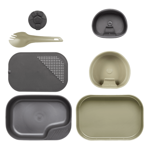 Wildo Camp-A-Box Complete in Grau und Sand mit Spork, Schüsseln, Tellern und Schneidebrett