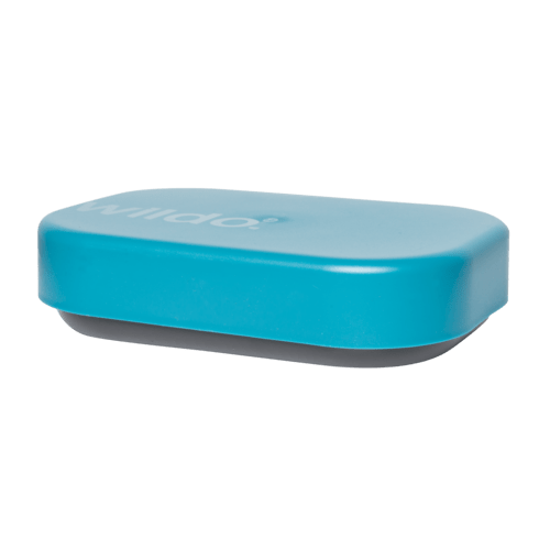 Wildo Camp-A-Box Duo geschlossen von der Seite, blauer Deckel auf dem grauen Behälter