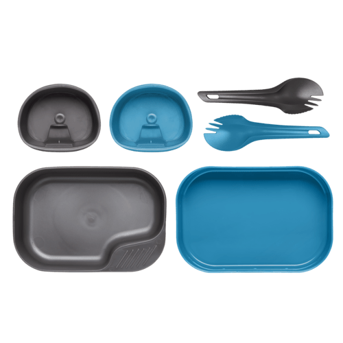 Wildo Camp-A-Box Duo in Grau und Blau, mit einem Becher und Spork in jeder Farbe