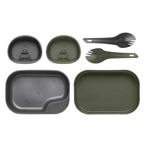 Wildo Camp-A-Box Duo in Grau und Olivgrün, mit einem Becher und Spork in jeder Farbe
