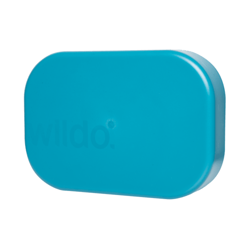 Wildo Camp-A-Box Duo geschlossen, blauer Deckel mit dem Wildo-Logo, schräg von oben