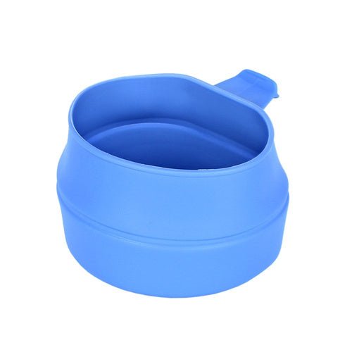 Wildo Fold-A-Cup in Hellblau, aufgeklappt und schräg von oben