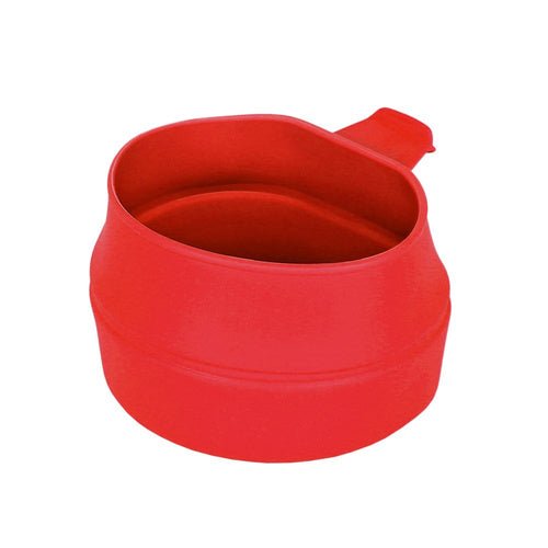 Wildo Fold-A-Cup in Rot, aufgeklappt mit dem Henkel hinten
