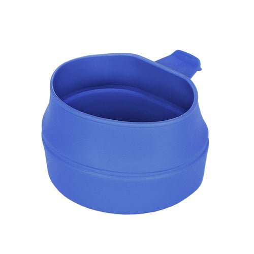 Wildo Fold-A-Cup in Blau, aufgeklappt und schräg von oben