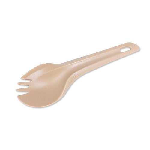 Wildo Spork in Sand, schräg von oben mit den Zinken nach links