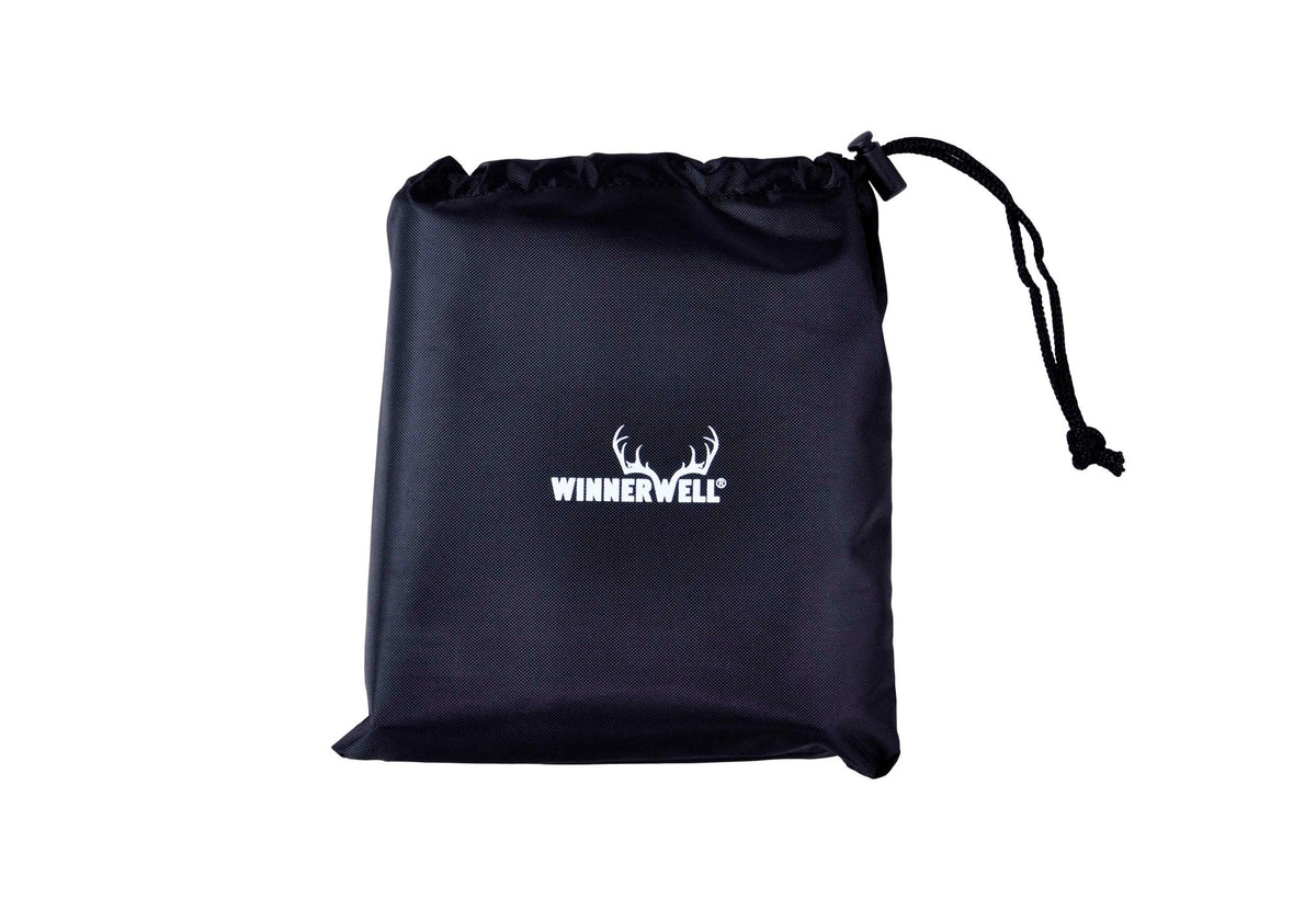 Winnerwell Backpack Stove verstaut in einem kleinen schwarzen Beutel mit Kordelzug und Logo