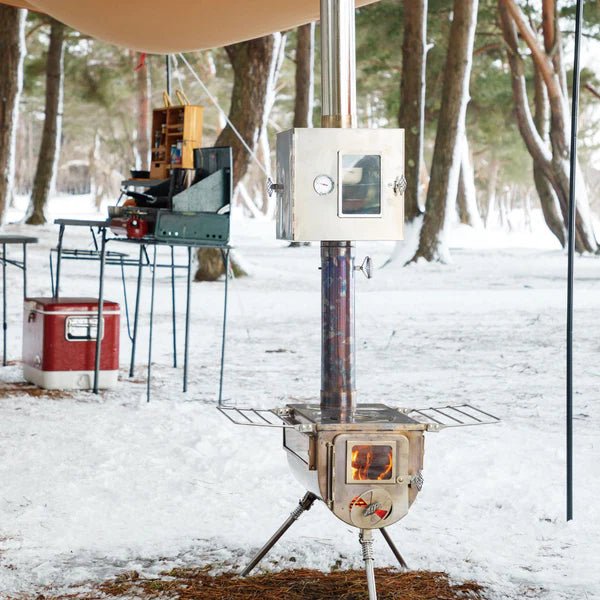 Winnerwell Ofenrohr Backofen im Einsatz am Schornstein eines Zeltofens im Schnee