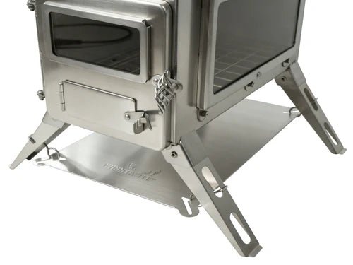 Winnerwell Heat Shield unter dem Ofen, aus der Nähe bei der Tür und den Beinen