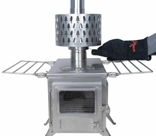 Winnerwell Nachbrenner auf dem Ofenrohr eines Zeltofens mit einer Hand im Handschuh daneben