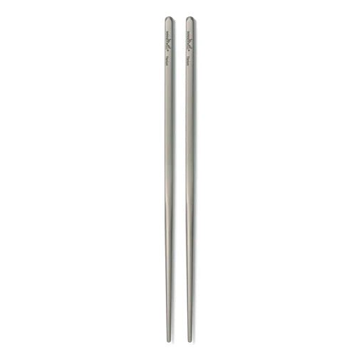 Winnerwell Square Titanium Chopsticks, ein Paar Essstäbchen nebeneinander auf weißem Hintergrund