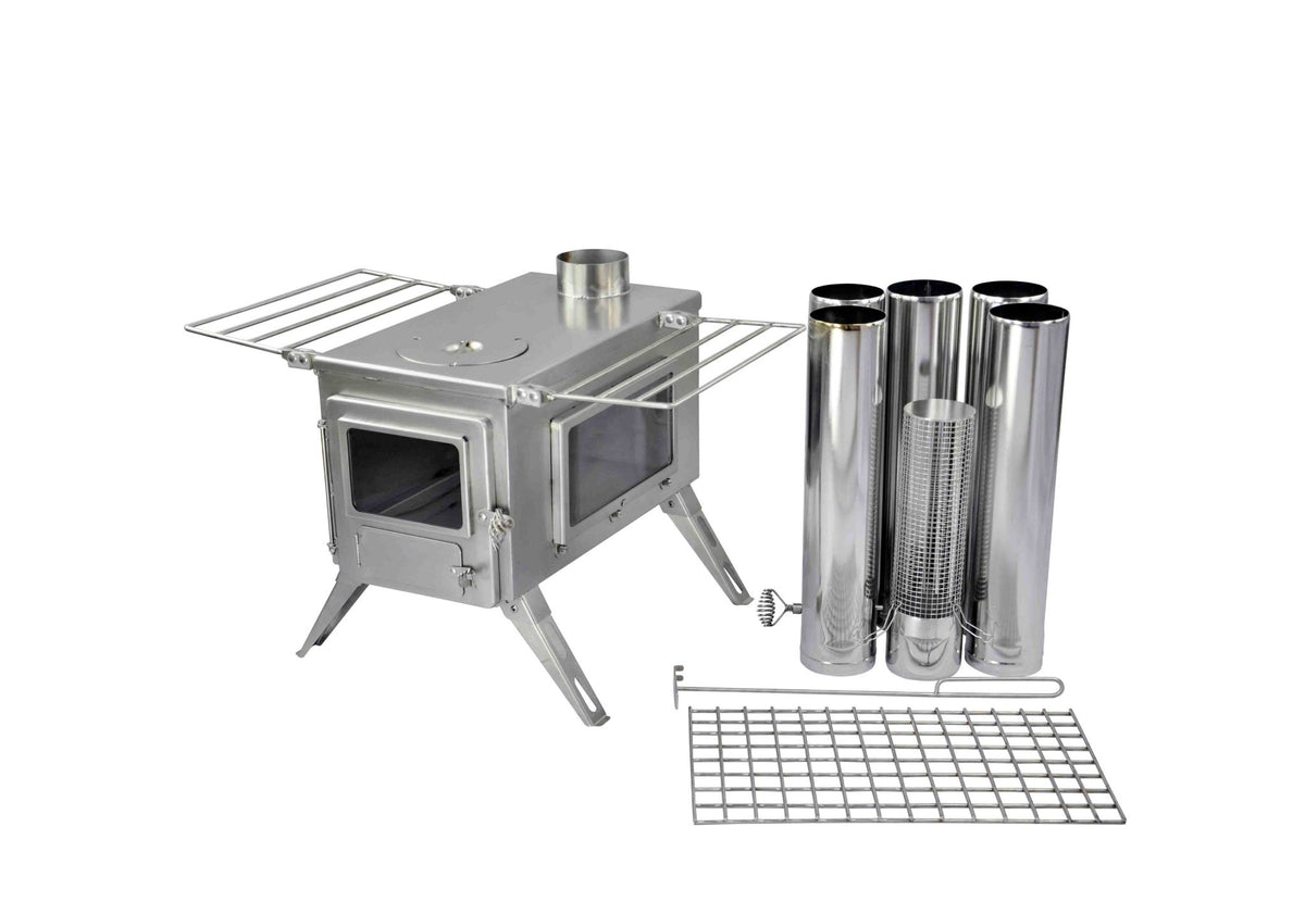 Winnerwell Nomad View mit Glastür und Seitenscheibe neben den Ofenrohren und einem Rost