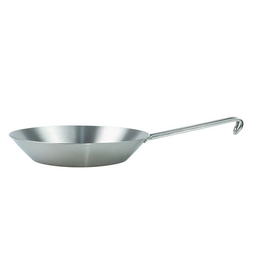 Winnerwell Titanium Deep Skillet von der Seite mit hohem Rand und einem Haken am Ende des Stiels