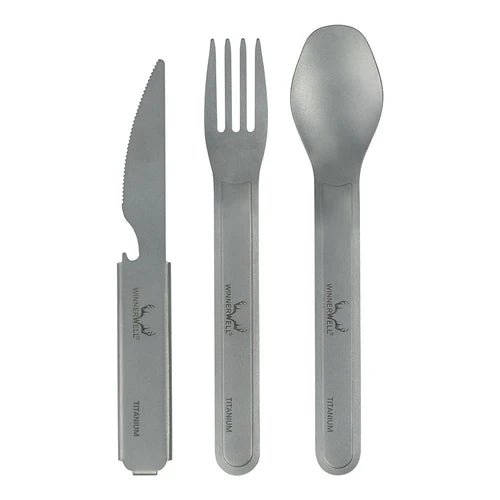 Winnerwell Titanium Cutlery Set mit Messer, Gabel und Löffel nebeneinander, jeweils mit dem Hirschlogo