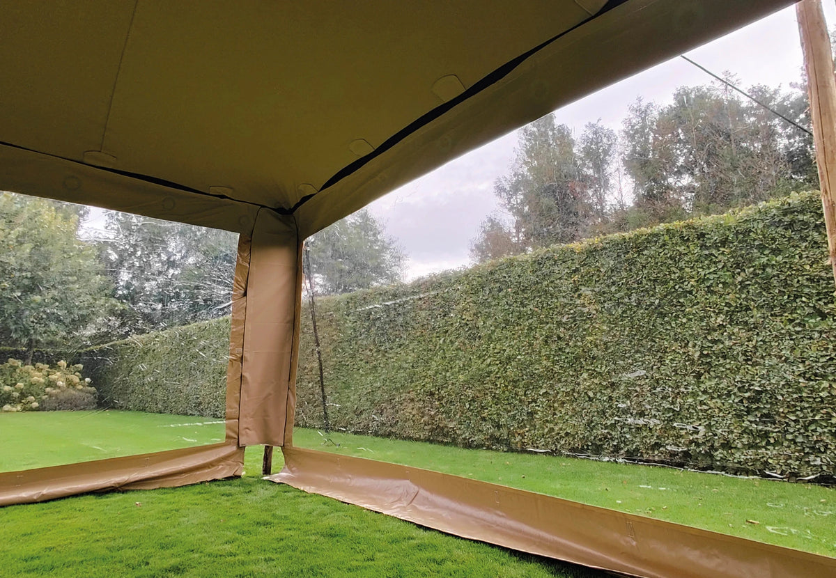 Stretchzelt Seitenwand Q2/Q3 von innen gesehen mit Blick auf einen Garten mit Hecke